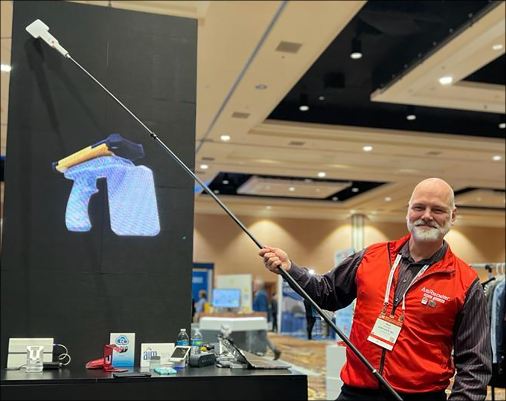 The Paddle-Type RFID reader extends a user's reach.